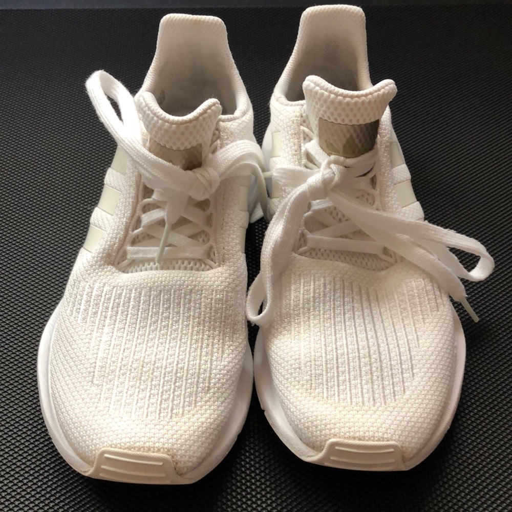 New Balance Black Sneakers – Size 7.5, Lightweight Comfort, White Sole
